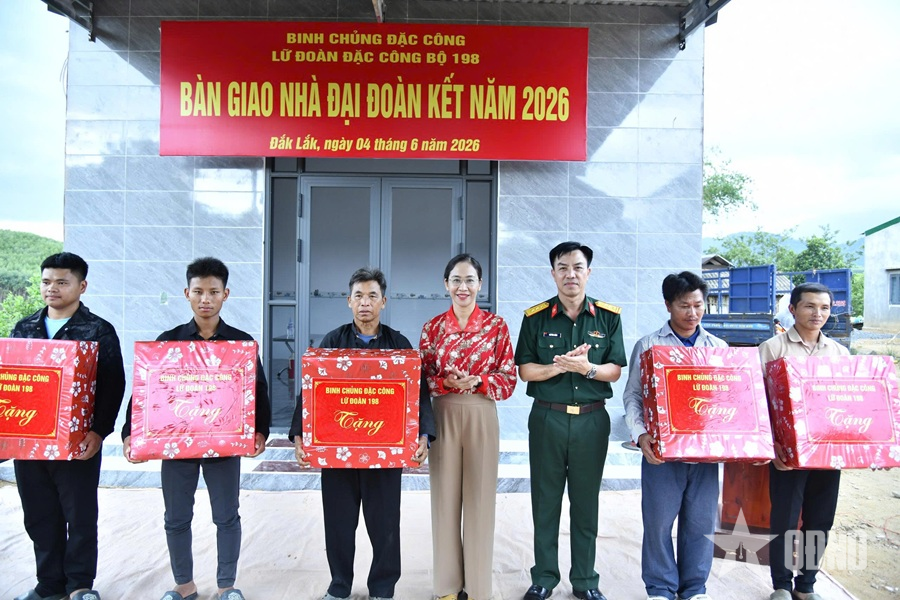 Mái ấm thắm tình quân dân ở bản người Mông